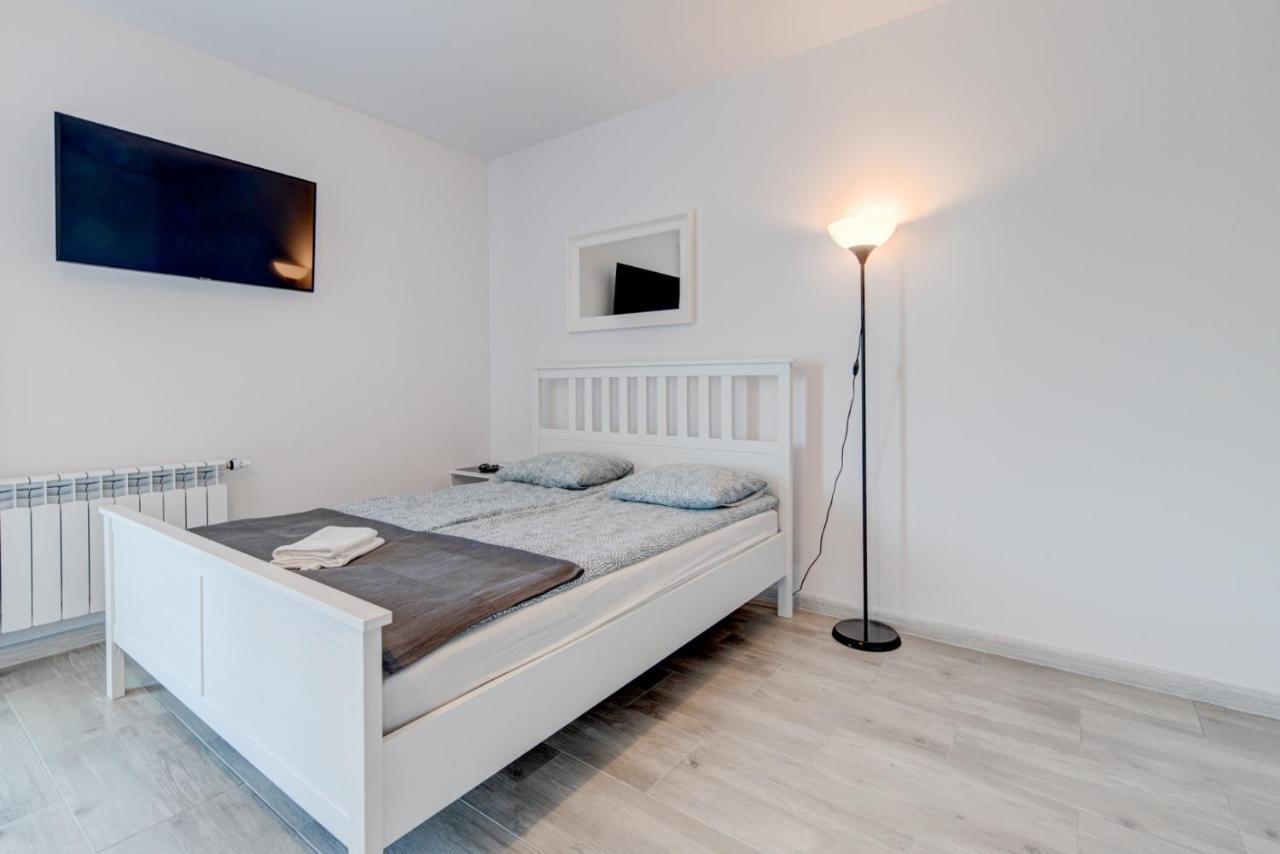 Pod Winogronem - Apartamenty Z Basenem I Wyzywieniem Поберово Экстерьер фото