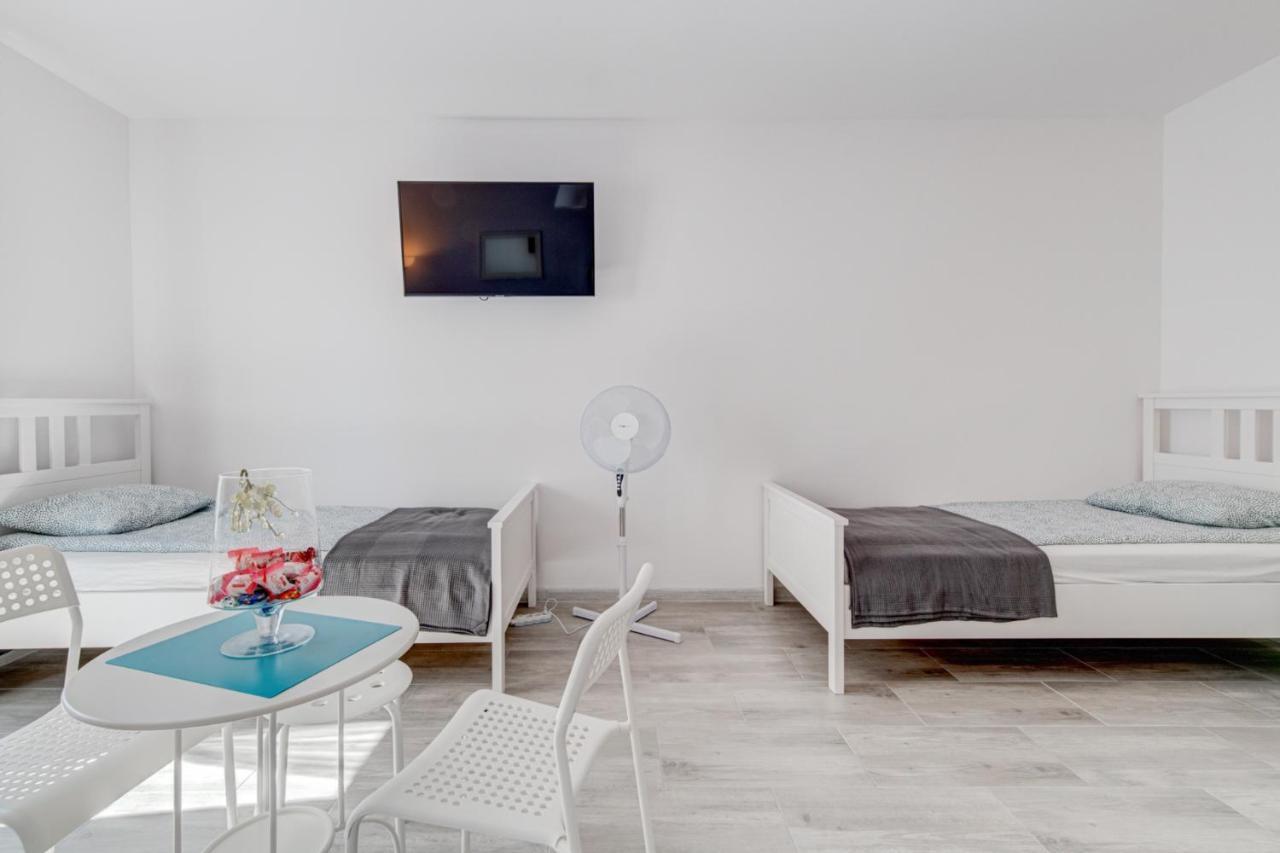 Pod Winogronem - Apartamenty Z Basenem I Wyzywieniem Поберово Экстерьер фото